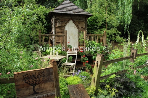  - 2011. Artisan.Fever-Tree s Tree House Garden (3).jpg