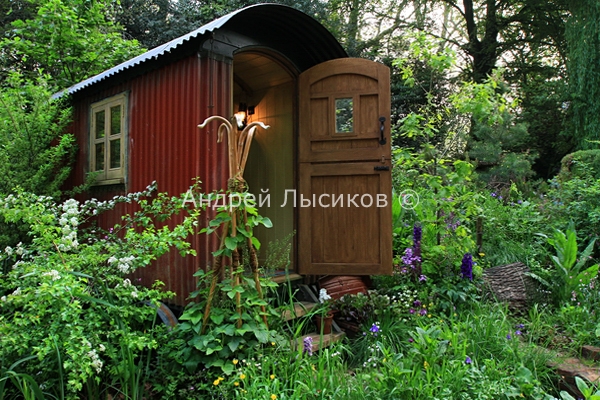 -2012. Artisan. The Plankbridge Shepherd s Hut Garden (7).JPG